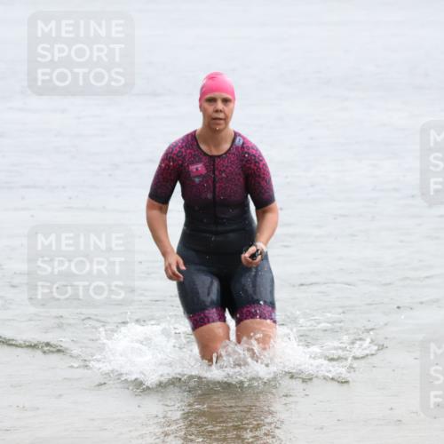 21.06.2025 - 27. Vierlanden-Triathlon Lena Gebhardt http://msf.ph/oto/8043136 15.06.2025 13:25:06 Schwimmen 1301 meine-sportfotos.de