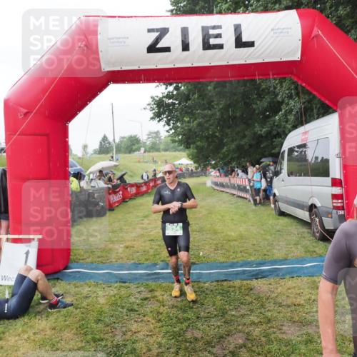 21.06.2025 - 27. Vierlanden-Triathlon MichiJ http://msf.ph/oto/8043137 15.06.2026 13:39:48 Ziel 780, 834 meine-sportfotos.de