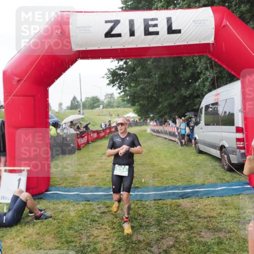 21.06.2025 - 27. Vierlanden-Triathlon MichiJ http://msf.ph/oto/8043141 15.06.2026 13:39:48 Ziel 780, 834 meine-sportfotos.de