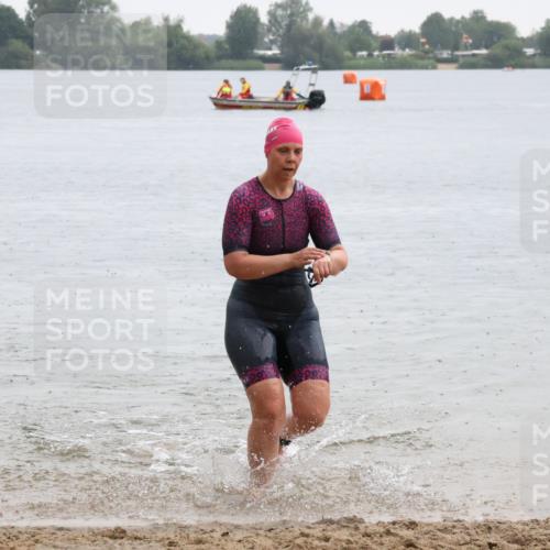 21.06.2025 - 27. Vierlanden-Triathlon Lena Gebhardt http://msf.ph/oto/8043142 15.06.2025 13:25:07 Schwimmen 1301 meine-sportfotos.de