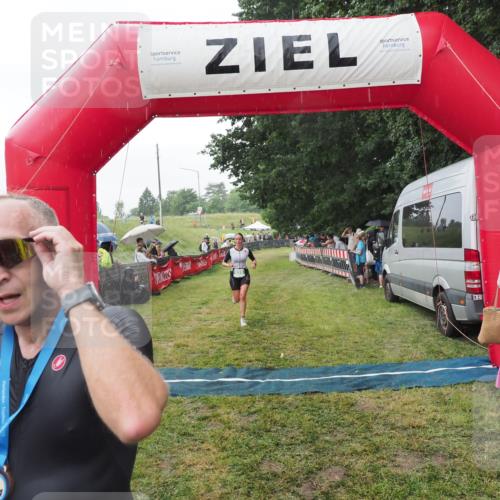 21.06.2025 - 27. Vierlanden-Triathlon MichiJ http://msf.ph/oto/8043145 15.06.2026 13:39:52 Ziel 780, 834, 929 meine-sportfotos.de