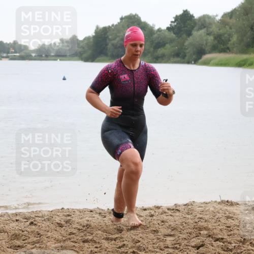 21.06.2025 - 27. Vierlanden-Triathlon Lena Gebhardt http://msf.ph/oto/8043150 15.06.2025 13:25:09 Schwimmen 1301 meine-sportfotos.de