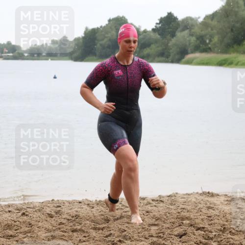 21.06.2025 - 27. Vierlanden-Triathlon Lena Gebhardt http://msf.ph/oto/8043152 15.06.2025 13:25:09 Schwimmen 1301 meine-sportfotos.de