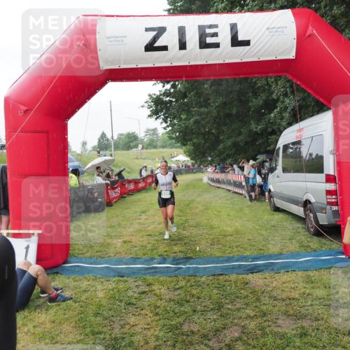 21.06.2025 - 27. Vierlanden-Triathlon MichiJ http://msf.ph/oto/8043153 15.06.2026 13:39:53 Ziel 834, 929 meine-sportfotos.de