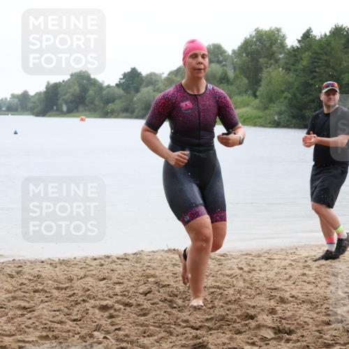 21.06.2025 - 27. Vierlanden-Triathlon Lena Gebhardt http://msf.ph/oto/8043154 15.06.2025 13:25:10 Schwimmen 1301 meine-sportfotos.de