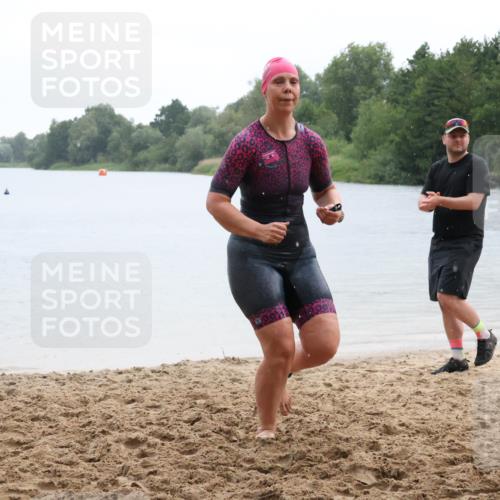 21.06.2025 - 27. Vierlanden-Triathlon Lena Gebhardt http://msf.ph/oto/8043156 15.06.2025 13:25:10 Schwimmen 1301 meine-sportfotos.de
