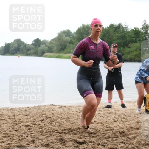 21.06.2025 - 27. Vierlanden-Triathlon Lena Gebhardt http://msf.ph/oto/8043157 15.06.2025 13:25:10 Schwimmen 1301 meine-sportfotos.de