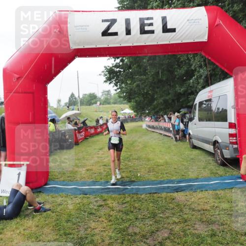 21.06.2025 - 27. Vierlanden-Triathlon MichiJ http://msf.ph/oto/8043162 15.06.2026 13:39:53 Ziel 834, 929 meine-sportfotos.de