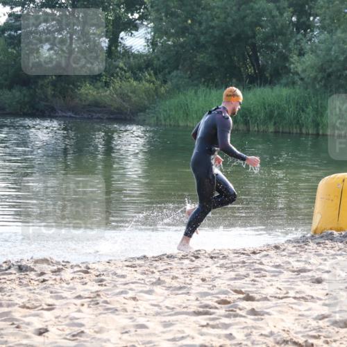 15.06.2025 - 27. Vierlanden-Triathlon Lena Gebhardt http://msf.ph/oto/8043167 15.06.2025 08:07:01 Schwimmen  meine-sportfotos.de