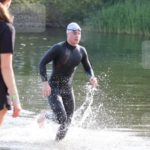 15.06.2025 - 27. Vierlanden-Triathlon Lena Gebhardt http://msf.ph/oto/8043169 15.06.2025 08:28:26 Schwimmen 10 meine-sportfotos.de