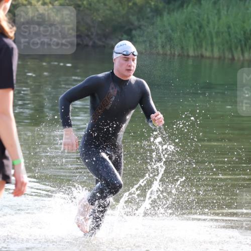 15.06.2025 - 27. Vierlanden-Triathlon Lena Gebhardt http://msf.ph/oto/8043171 15.06.2025 08:28:26 Schwimmen 10 meine-sportfotos.de