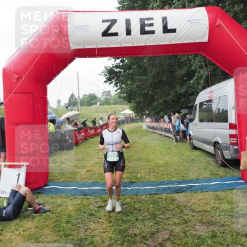 21.06.2025 - 27. Vierlanden-Triathlon MichiJ http://msf.ph/oto/8043174 15.06.2026 13:39:54 Ziel 834, 929 meine-sportfotos.de
