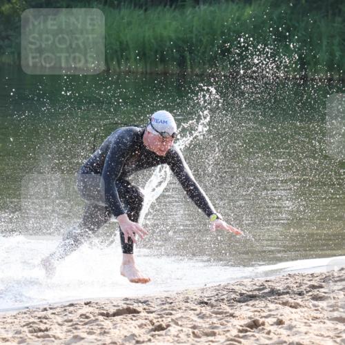 15.06.2025 - 27. Vierlanden-Triathlon Lena Gebhardt http://msf.ph/oto/8043175 15.06.2025 08:28:26 Schwimmen 10 meine-sportfotos.de