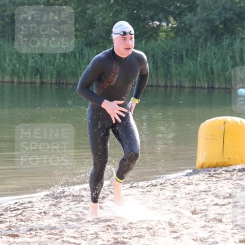 15.06.2025 - 27. Vierlanden-Triathlon Lena Gebhardt http://msf.ph/oto/8043179 15.06.2025 08:28:28 Schwimmen 10 meine-sportfotos.de