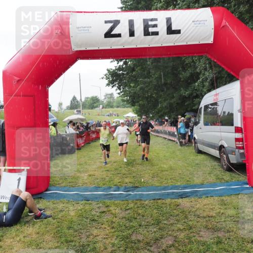 21.06.2025 - 27. Vierlanden-Triathlon MichiJ http://msf.ph/oto/8043180 15.06.2026 13:40:12 Ziel 879, 950 meine-sportfotos.de