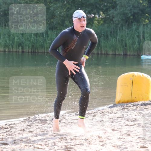 15.06.2025 - 27. Vierlanden-Triathlon Lena Gebhardt http://msf.ph/oto/8043181 15.06.2025 08:28:28 Schwimmen 10 meine-sportfotos.de