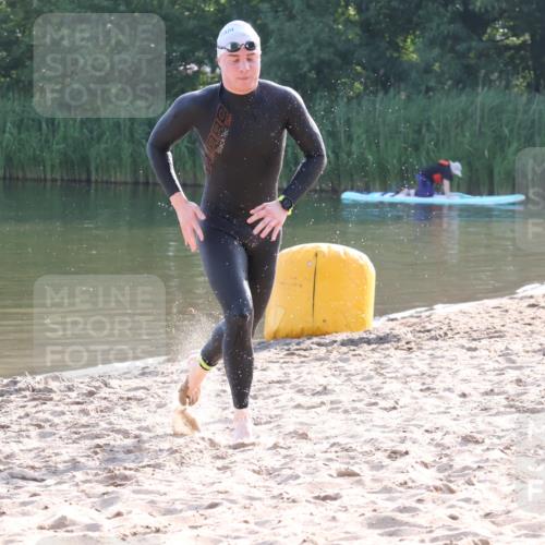 15.06.2025 - 27. Vierlanden-Triathlon Lena Gebhardt http://msf.ph/oto/8043184 15.06.2025 08:28:29 Schwimmen 10 meine-sportfotos.de