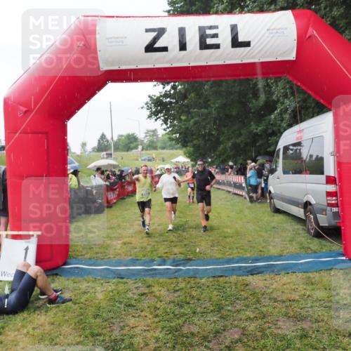 21.06.2025 - 27. Vierlanden-Triathlon MichiJ http://msf.ph/oto/8043185 15.06.2026 13:40:12 Ziel 879, 950 meine-sportfotos.de