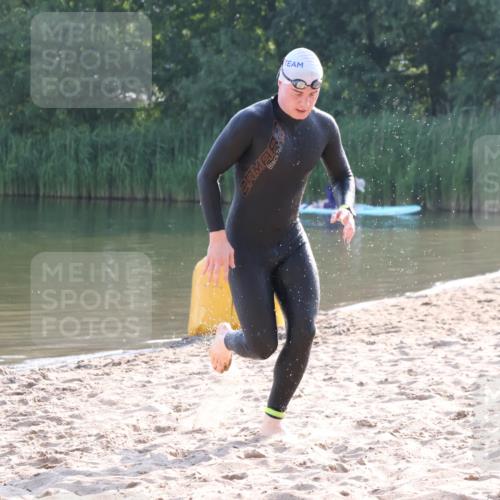 15.06.2025 - 27. Vierlanden-Triathlon Lena Gebhardt http://msf.ph/oto/8043186 15.06.2025 08:28:29 Schwimmen 10 meine-sportfotos.de