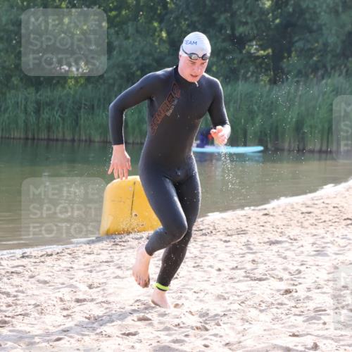 15.06.2025 - 27. Vierlanden-Triathlon Lena Gebhardt http://msf.ph/oto/8043188 15.06.2025 08:28:29 Schwimmen 10 meine-sportfotos.de