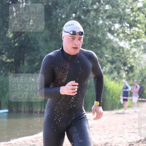 15.06.2025 - 27. Vierlanden-Triathlon Lena Gebhardt http://msf.ph/oto/8043190 15.06.2025 08:28:30 Schwimmen 10 meine-sportfotos.de
