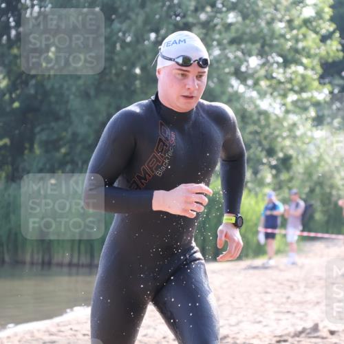 15.06.2025 - 27. Vierlanden-Triathlon Lena Gebhardt http://msf.ph/oto/8043192 15.06.2025 08:28:30 Schwimmen 10 meine-sportfotos.de