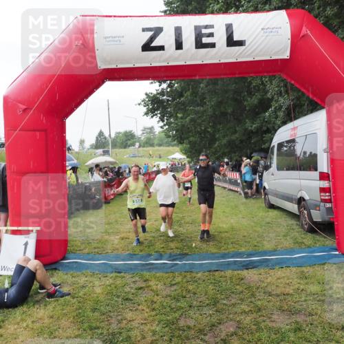 21.06.2025 - 27. Vierlanden-Triathlon MichiJ http://msf.ph/oto/8043193 15.06.2026 13:40:13 Ziel 879, 950 meine-sportfotos.de