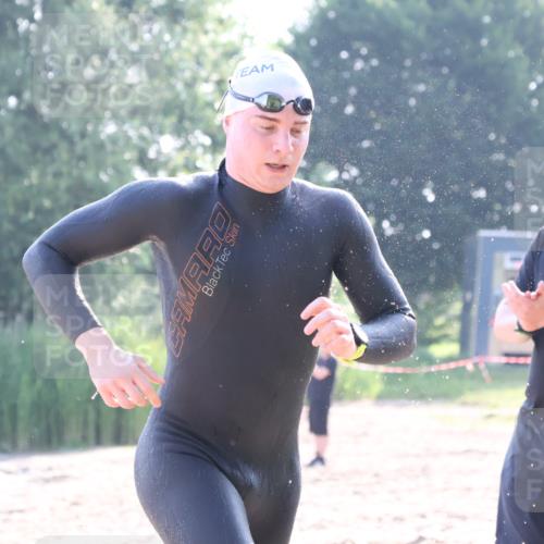 15.06.2025 - 27. Vierlanden-Triathlon Lena Gebhardt http://msf.ph/oto/8043194 15.06.2025 08:28:30 Schwimmen 10 meine-sportfotos.de