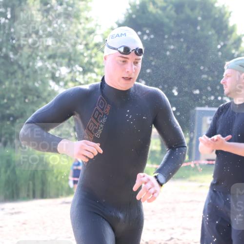 15.06.2025 - 27. Vierlanden-Triathlon Lena Gebhardt http://msf.ph/oto/8043196 15.06.2025 08:28:31 Schwimmen 10 meine-sportfotos.de