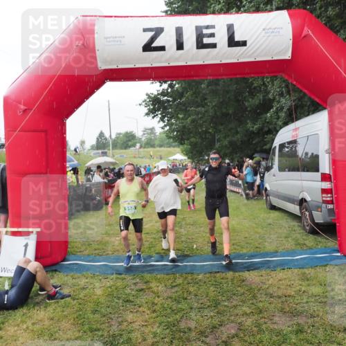 21.06.2025 - 27. Vierlanden-Triathlon MichiJ http://msf.ph/oto/8043202 15.06.2026 13:40:13 Ziel 879, 950 meine-sportfotos.de