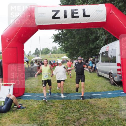 21.06.2025 - 27. Vierlanden-Triathlon MichiJ http://msf.ph/oto/8043204 15.06.2026 13:40:13 Ziel 879, 950 meine-sportfotos.de