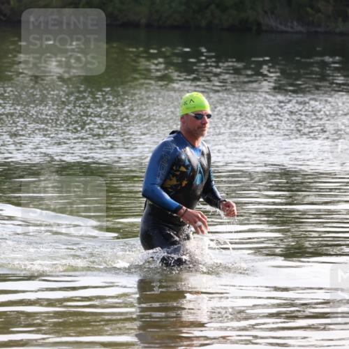 15.06.2025 - 27. Vierlanden-Triathlon Lena Gebhardt http://msf.ph/oto/8043207 15.06.2025 08:29:14 Schwimmen 4 meine-sportfotos.de