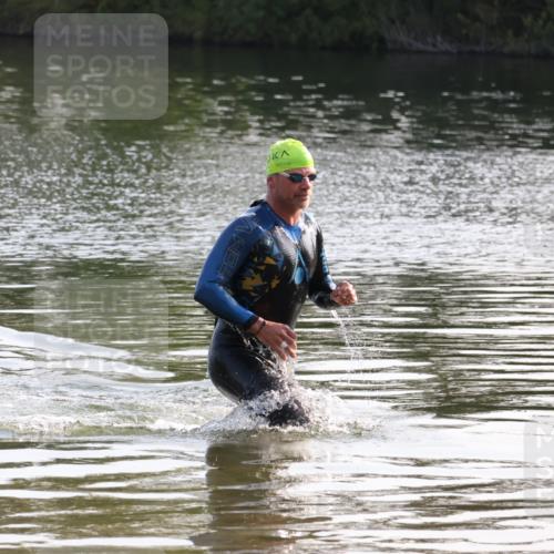 15.06.2025 - 27. Vierlanden-Triathlon Lena Gebhardt http://msf.ph/oto/8043209 15.06.2025 08:29:14 Schwimmen 4 meine-sportfotos.de