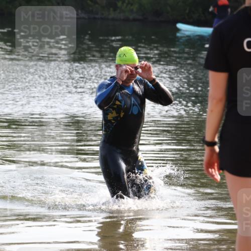 15.06.2025 - 27. Vierlanden-Triathlon Lena Gebhardt http://msf.ph/oto/8043211 15.06.2025 08:29:15 Schwimmen 4, 51 meine-sportfotos.de