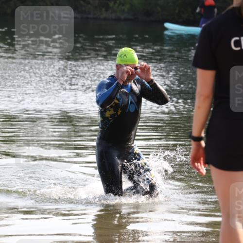15.06.2025 - 27. Vierlanden-Triathlon Lena Gebhardt http://msf.ph/oto/8043212 15.06.2025 08:29:15 Schwimmen 4, 51 meine-sportfotos.de