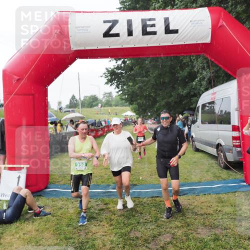 21.06.2025 - 27. Vierlanden-Triathlon MichiJ http://msf.ph/oto/8043213 15.06.2026 13:40:14 Ziel 879, 950 meine-sportfotos.de
