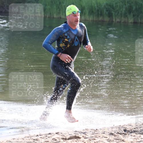 15.06.2025 - 27. Vierlanden-Triathlon Lena Gebhardt http://msf.ph/oto/8043216 15.06.2025 08:29:17 Schwimmen 4, 51 meine-sportfotos.de