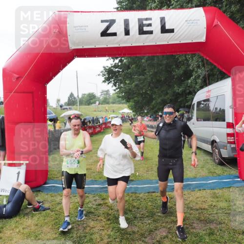 21.06.2025 - 27. Vierlanden-Triathlon MichiJ http://msf.ph/oto/8043217 15.06.2026 13:40:14 Ziel 879, 950 meine-sportfotos.de