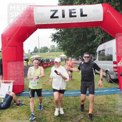 21.06.2025 - 27. Vierlanden-Triathlon MichiJ http://msf.ph/oto/8043219 15.06.2026 13:40:14 Ziel 879, 950 meine-sportfotos.de