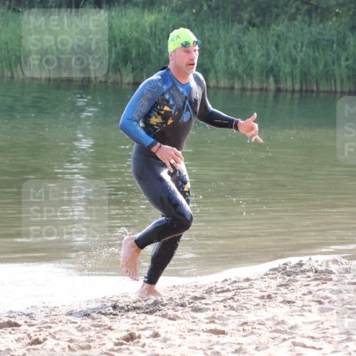 15.06.2025 - 27. Vierlanden-Triathlon Lena Gebhardt http://msf.ph/oto/8043220 15.06.2025 08:29:18 Schwimmen 4, 51 meine-sportfotos.de