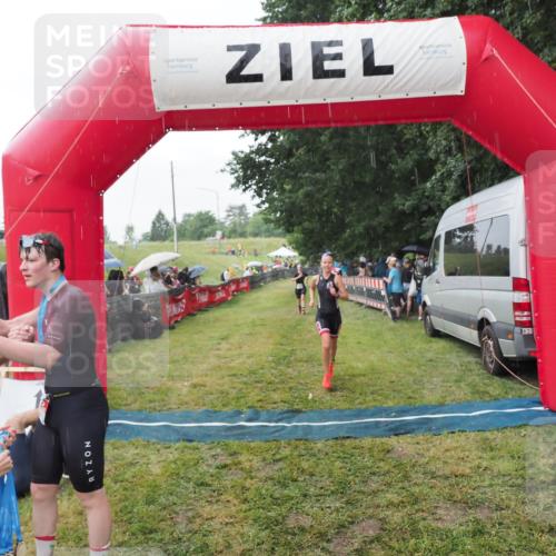 21.06.2025 - 27. Vierlanden-Triathlon MichiJ http://msf.ph/oto/8043221 15.06.2026 13:40:31 Ziel 72, 703, 904, 1089 meine-sportfotos.de