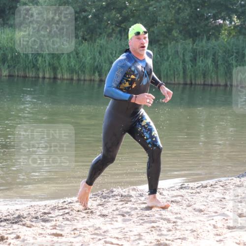 15.06.2025 - 27. Vierlanden-Triathlon Lena Gebhardt http://msf.ph/oto/8043222 15.06.2025 08:29:18 Schwimmen 4, 51 meine-sportfotos.de