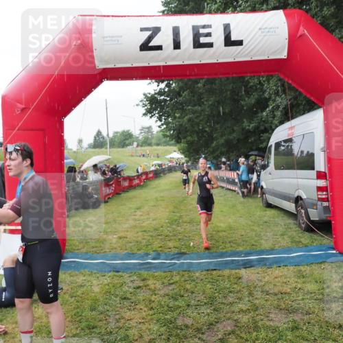 21.06.2025 - 27. Vierlanden-Triathlon MichiJ http://msf.ph/oto/8043223 15.06.2026 13:40:31 Ziel 72, 703, 904, 1089 meine-sportfotos.de