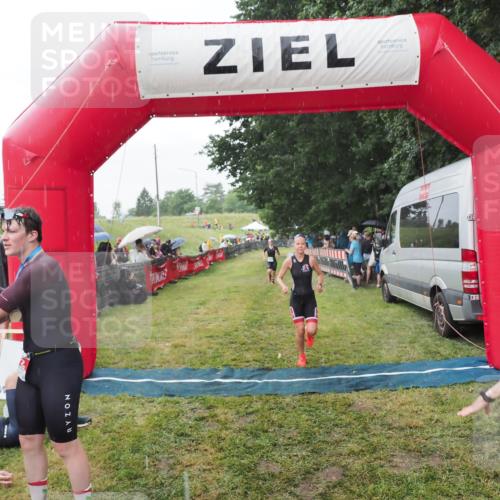 21.06.2025 - 27. Vierlanden-Triathlon MichiJ http://msf.ph/oto/8043225 15.06.2026 13:40:31 Ziel 72, 703, 904, 1089 meine-sportfotos.de