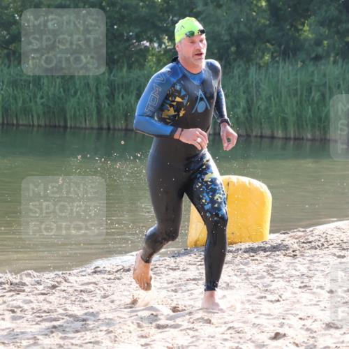 15.06.2025 - 27. Vierlanden-Triathlon Lena Gebhardt http://msf.ph/oto/8043226 15.06.2025 08:29:19 Schwimmen 4, 51 meine-sportfotos.de