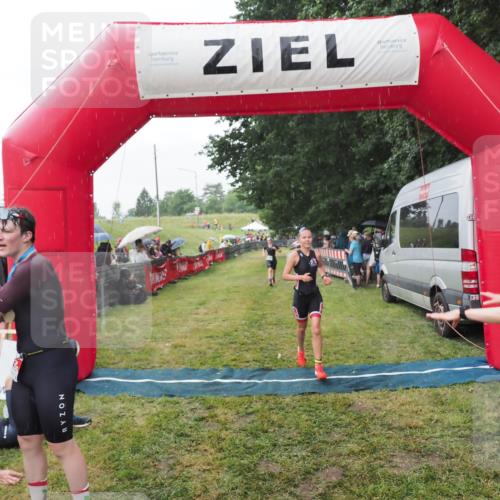 21.06.2025 - 27. Vierlanden-Triathlon MichiJ http://msf.ph/oto/8043227 15.06.2026 13:40:31 Ziel 72, 703, 904, 1089 meine-sportfotos.de