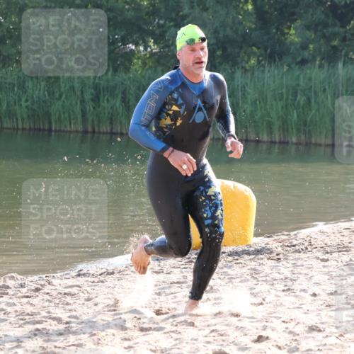 15.06.2025 - 27. Vierlanden-Triathlon Lena Gebhardt http://msf.ph/oto/8043228 15.06.2025 08:29:19 Schwimmen 4, 51 meine-sportfotos.de