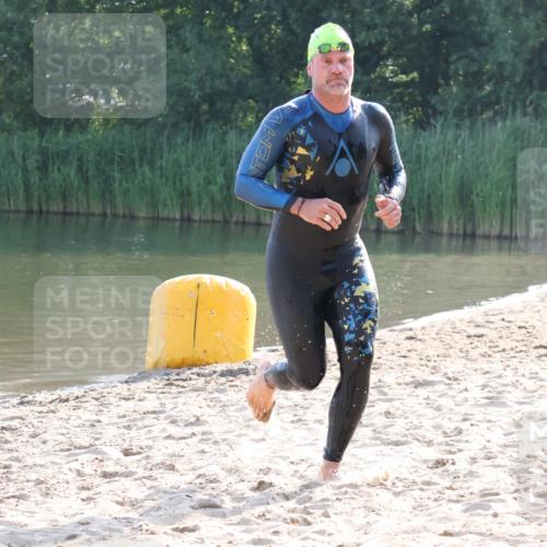 15.06.2025 - 27. Vierlanden-Triathlon Lena Gebhardt http://msf.ph/oto/8043230 15.06.2025 08:29:20 Schwimmen 4, 51 meine-sportfotos.de