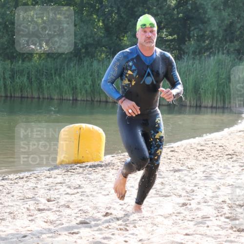 15.06.2025 - 27. Vierlanden-Triathlon Lena Gebhardt http://msf.ph/oto/8043232 15.06.2025 08:29:20 Schwimmen 4, 51 meine-sportfotos.de