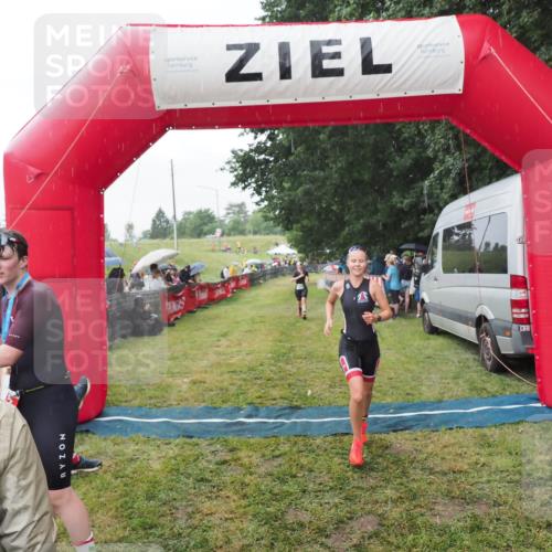 21.06.2025 - 27. Vierlanden-Triathlon MichiJ http://msf.ph/oto/8043233 15.06.2026 13:40:32 Ziel 72, 703, 904, 1089 meine-sportfotos.de